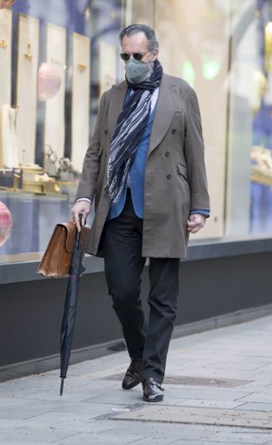 Jaime de Marichalar, elegantemente vestido, dando un tranquilo paseo