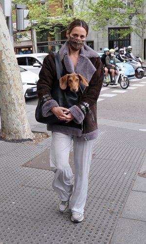 Claudia dio un tranquilo paseo con su mascota por el centro de la ciudad