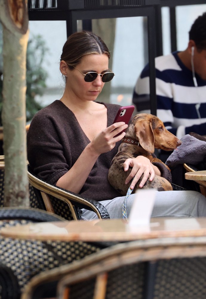 Claudia Osborne con su mascota