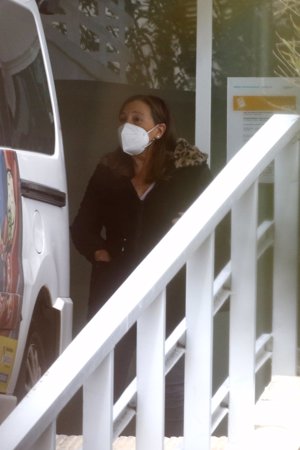 Amalia García Obregón, muy pendiente de la salida de su madre del hospital