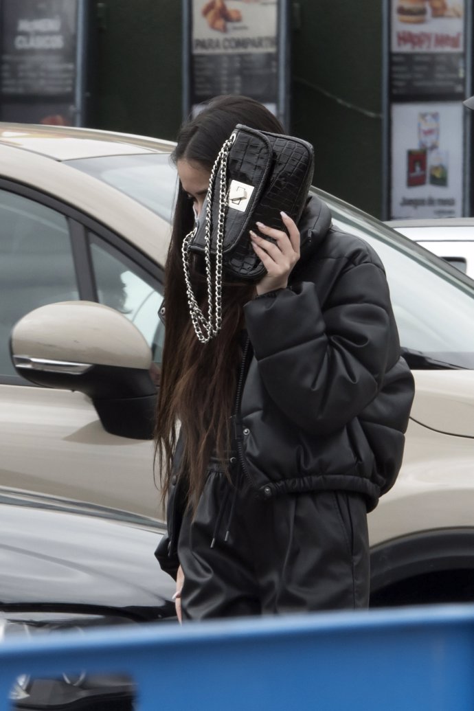 Julia Janeiro escondiéndose de las cámaras con su bolso