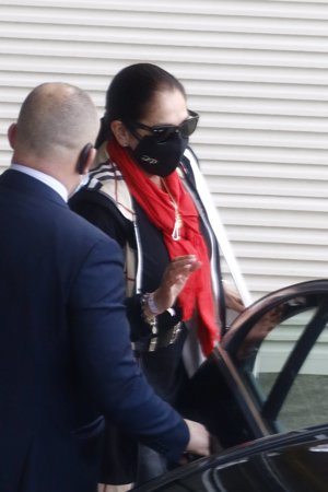 La tonadillera ha intentado pasar desapercibida a su llegada a la capital