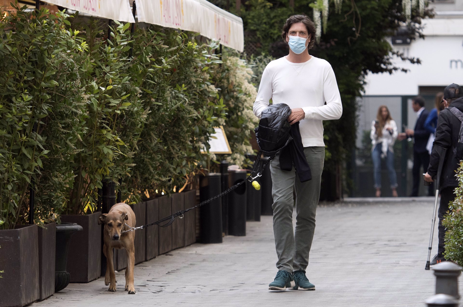 Luis Medina de paseo con su perro
