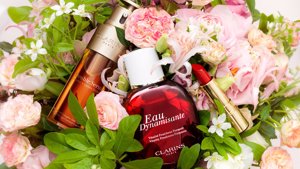 Clarins destaca tres de sus productos más emblemáticos con motivo del Día de la Madre