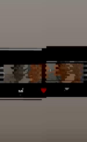 Enrique Ponce y Ana Soria juegan con un regaliz y acaban protagonizando un beso de película