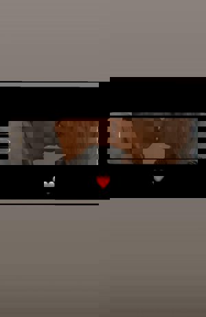 Enrique Ponce y Ana Soria juegan con un regaliz y acaban protagonizando un beso de película