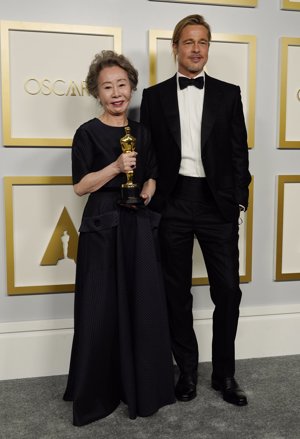 Youn Yuh Jung, ganadora del Oscar a Mejor Actriz de Reparto, y Brad Pitt