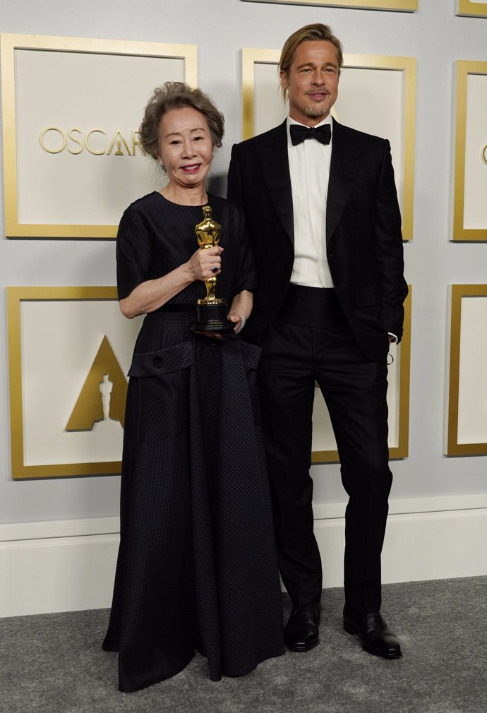 Brad Pitt y la ganadora del Oscar a Mejor Actriz Secundaria Yuh-Jung Youn