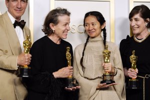 Frances McDormand y Chloé Zhao celebran sus Oscar con el equipo de Nomadland