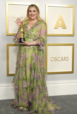 Emerall Fennell con su Oscar a Mejor Guión Original