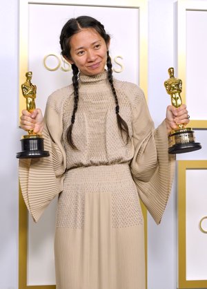 Chloé Zhao con sus dos estatuillas a Mejor Película y Mejor Dirección