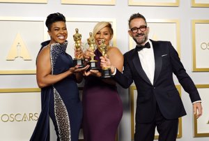 El español Sergio López-Rivera, ganador del Oscar a Mejor MAquillaje y Peluquería, con Jamika WIlson y Mia Neal