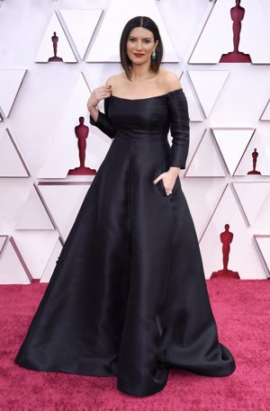 Laura Pausini, espectacular en la alfombra roja de los Oscar vestida por Valentino