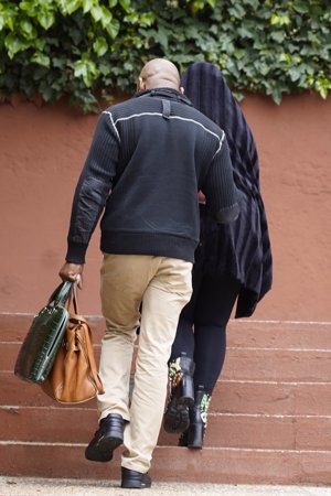 Raquel Mosquera, escoltada por Isi, llega a su casa tras 13 días hospitalizada