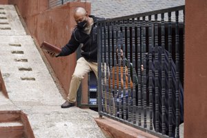 Raquel ha llegado a casa oculta bajo una manta