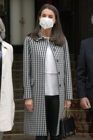 La Reina ha estrenado una gabardina de cuadros vichy en blanco y negro