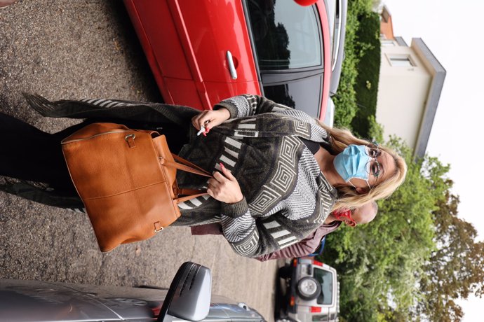 Raquel Mosquera llega a su casa con Isi