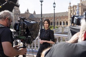 La actriz, con la sevillana Plaza de España de fondo