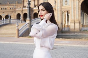Paz, con un elegante y delicado look en color blanco
