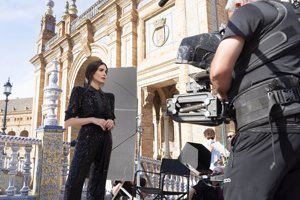 Espectacular Paz Vega con un mono negro de lentejuelas