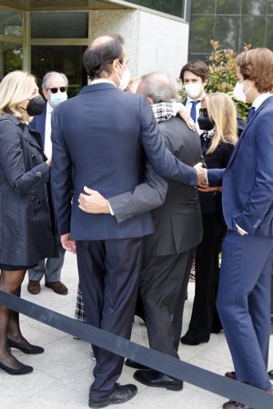 Pedro, arropado por sus familiares, despide a su hijo mayor