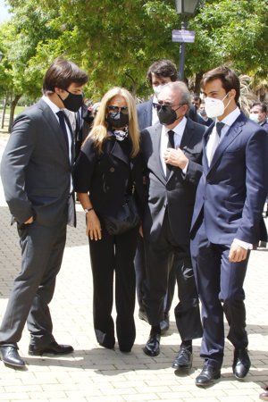 Pedro Trapote, arropado por su familia a su llegada al tanatorio