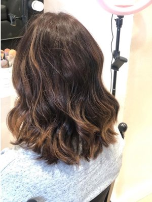 Los cabellos oscuros necesitan una buena hidratación