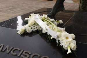 Ramo en forma de cruz que Isabel Pantoja ha enviado a la tumba de Paquirri