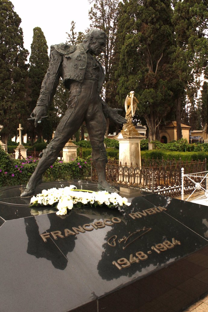 Tumba de Paquirri con ramo de flores de Isabel Pantoja