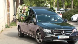 Numerosas coronas de flores han acompañado al cuerpo de Pedro Trapote Mateo hasta el cementerio