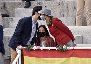 La Infanta Elena compartiendo confidencias con Victoria Federica y Froilán