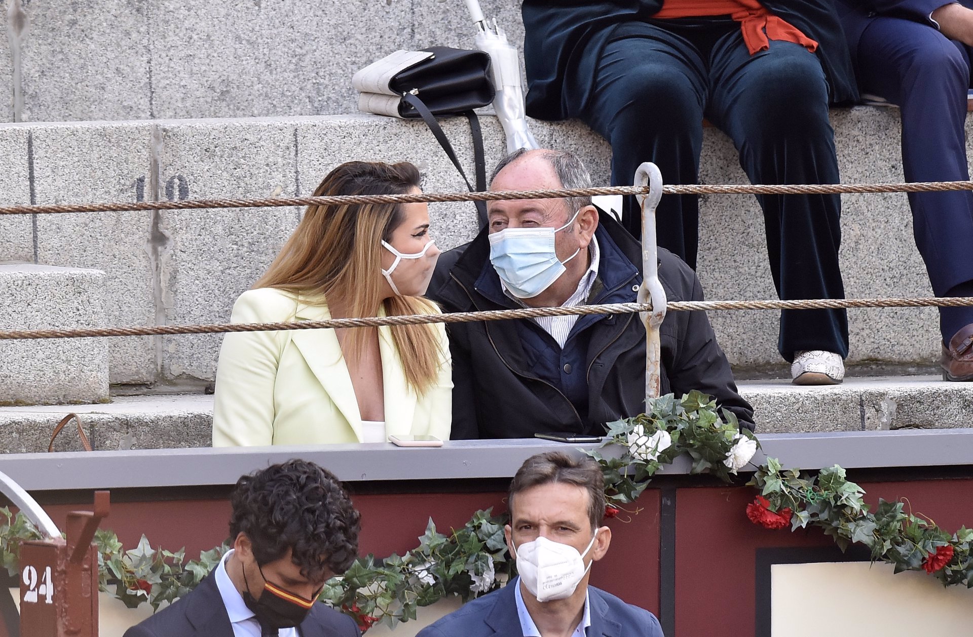 Samira y Luismi, muy cómplices durante la corrida