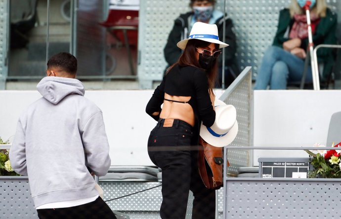 Hiba presumió de su espectacular cuerpo con un top con la espalda descubierta