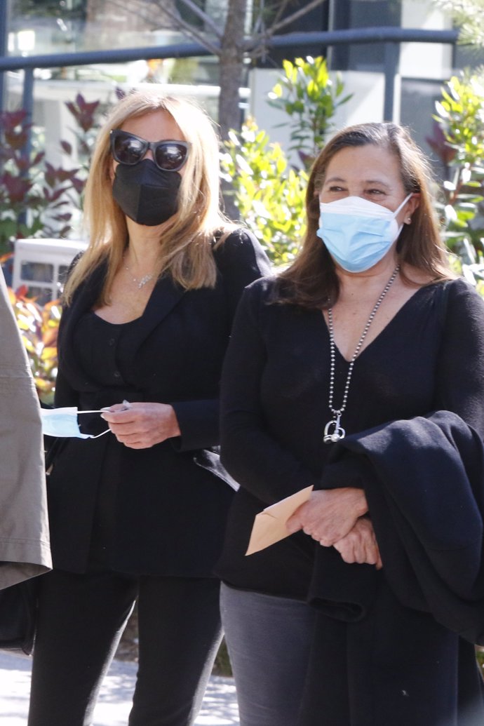 Ana Obregón ha ido a votar con su hermana Celia