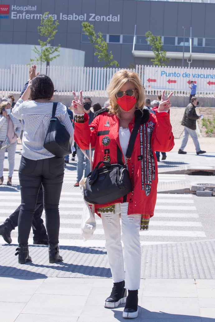 Lydia Lozano, pletórica tras vacunarse