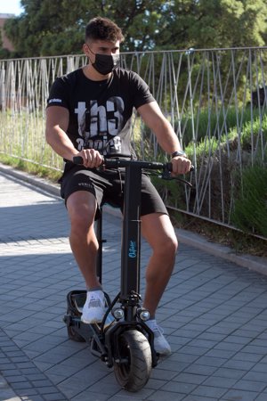 Javier Tudela acudió a votar con un patinete eléctrico