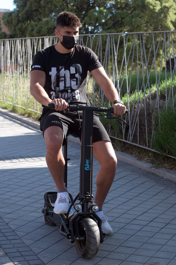 Javier Tudela acudió a votar en patinete eléctrico