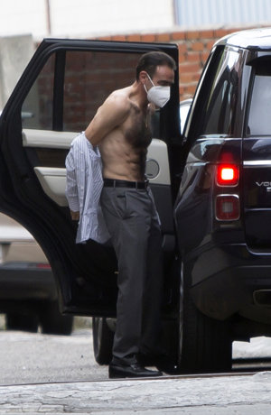 Enrique Ponce se cambió de ropa en plena calle