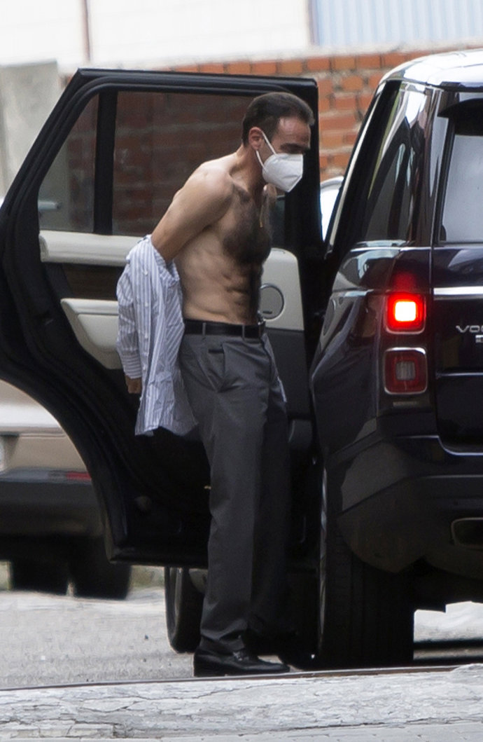 Enrique Ponce, cambiándose de ropa en plena calle