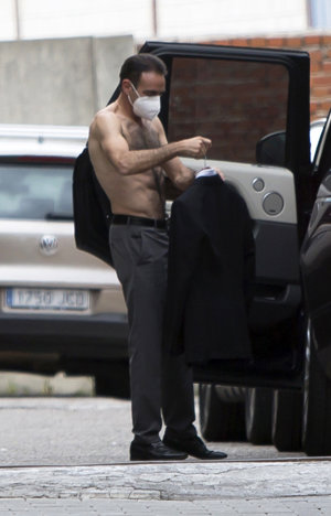 El torero colocó su camisa cuidadosamente para que no se arrugase