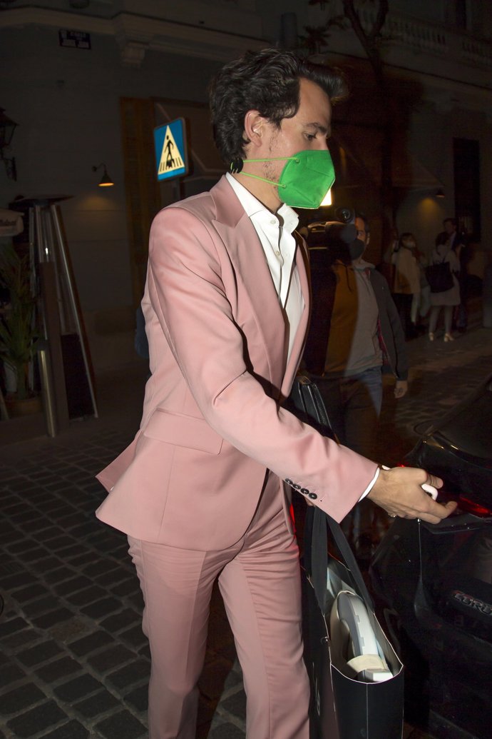 Juan Avellaneda, con un traje rosa muy favorecedor