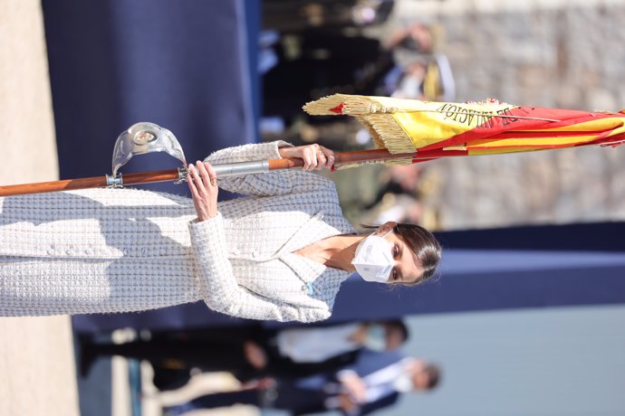 La Reina, con la bandera de España