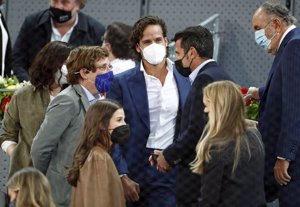 Díaz Ayuso y Martínez Almeida hablando con Feliciano López y Luis Figo