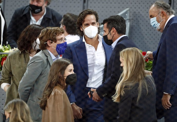 Luis Figo saludando al alcalde y a la presidenta de la Comunidad