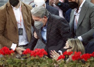 Manolo Santana necesitó ayuda para llegar a su palco