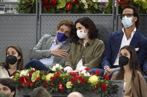 Díaz Ayuso y Martínez Almeida, muy cómplices durante el partido