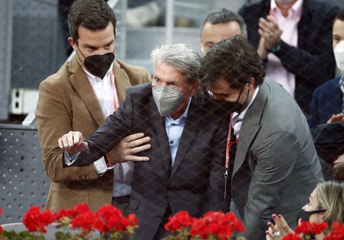 Manolo Santana tiene problemas de movilidad