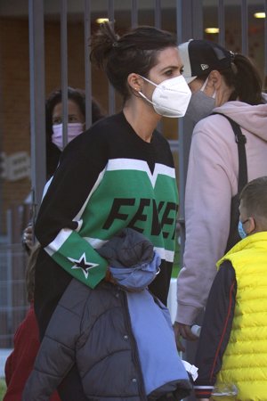 La periodista lució una sudadera ideal con las letras Fever en color negro y verde