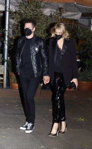 Cholo y Carla Pereyra , muy enamorados en la noche madrileña