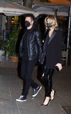 La pareja, con sendos looks en color negro  a juego